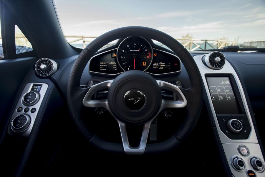 Панель приборов McLaren 650S 2014 года  (фото 11 из 30)